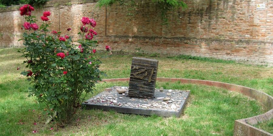 Tomba di Giorgio Bassani al Cimitero Ebraico